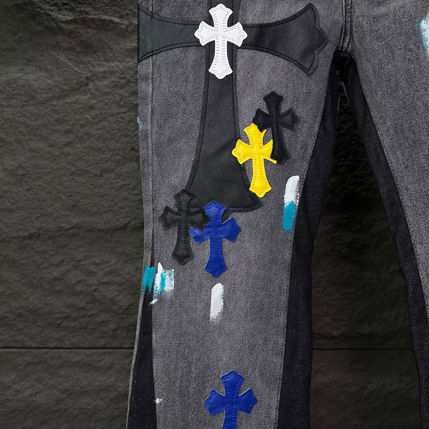 P350 GALLERY DEPT. & Croixin co-branded 2025 new Cow King patchwork hand-painted colorful cross patchwork leather couple style bootcut jeans 🔥High version🔥High version🔥 Top ceiling quality Styles with different washed textures are very friendly to people with thin legs and thick legs. The bootcut version is very flattering. Moderate length that never goes out of style, easy to match with casually, basic styling for various styles, a must-have in the wardrobe! The fabric is stiff but also makes the upper body soft without losing texture. The washing process is even more perfect. It is a must-have item for everyone! ! ! Washed wheat, tag, trouser label, three labels complete Color: washed black Size: 28, 30, 32, 34, 36 (five sizes)